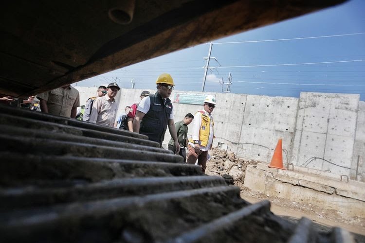 Cek Kondisi Pengaspalan di Desa Mekarsari, Ridwan Kamil Ingin Ruas Jalan Provinsi Terus Disempurnakan