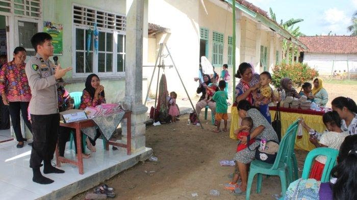 Sie Dokkes Polres Mesuji Polda Lampung Edukasi Pentingnya Posyandu di Desa Harapan Jaya