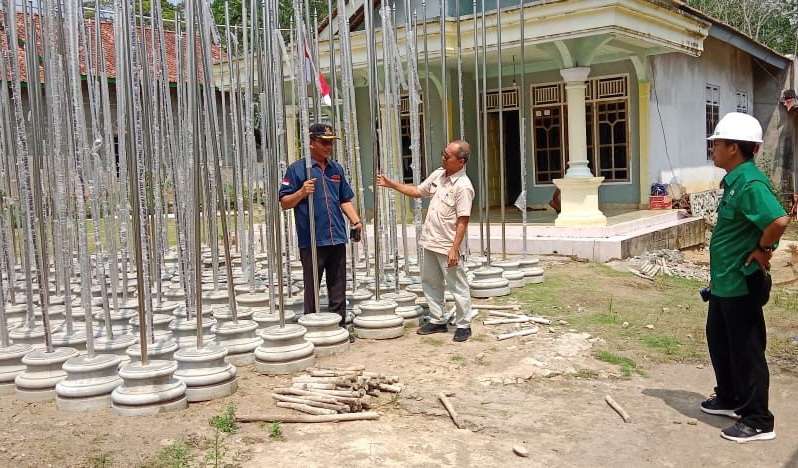 Semangat Warga Dusun 4 Desa Mulyo Rejo Sambut HUT RI Ke-78, Swadaya Buat Tiang Bendera Seragam
