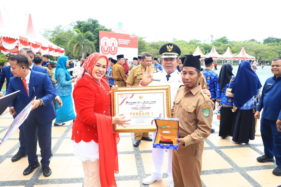 Ketua PKK Desa Sontang, Efni Saswita, A.Ma, Antar Desa Sontang Raih Juara Terbaik I Lomba Aku Hatinya PKK Tingkat Kabupaten Rokan Hulu