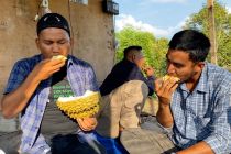 Menikmati beragam jenis durian saat panen di Desa Blang Poroh
