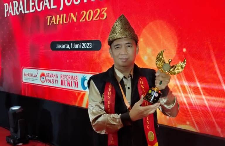 Lurah Ini Raih Paralegal Justice Award 2023 karena jadi Juru Damai Desa