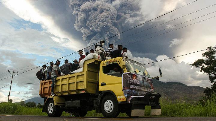 Status Gunung Lewotobi Laki-laki Naik ke Level Awas, Masyarakat Diminta Waspada