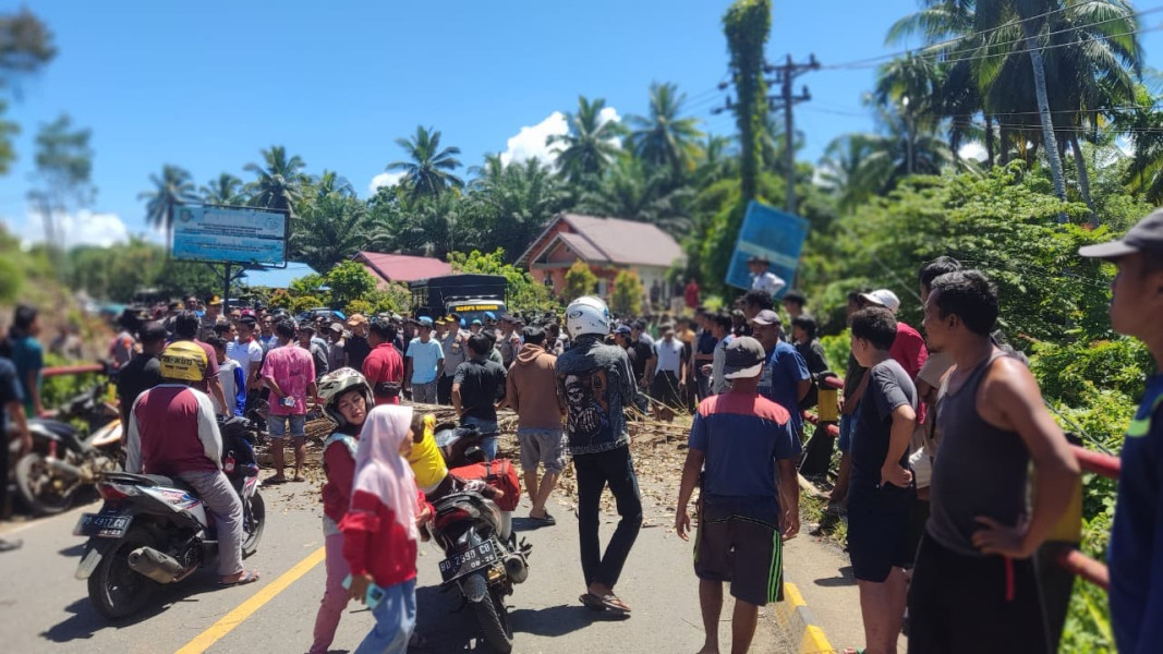 Breaking News, Jalan di Desa Pasar Palik Masih Ditutup Kemacetan Mengular