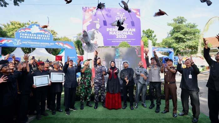 Hardiknas, Bupati Ipuk Luncurkan Puluhan Desa Rintisan Tuntas Wajib Belajar 12 Tahun di Banyuwangi