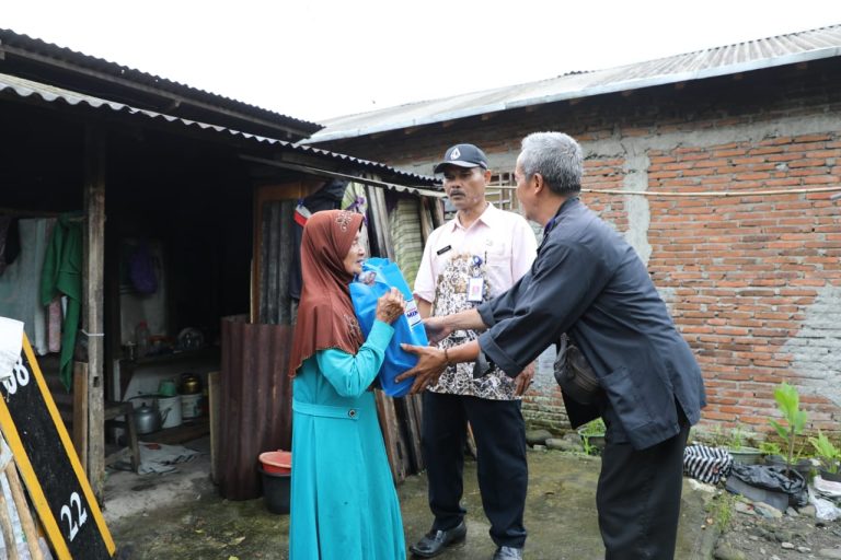 “Door to Door”, Diskominfo Jateng Salurkan Sembako untuk Warga Desa Panusupan