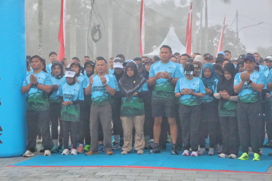 Pagi berkabut, Bupati Afni Lepas Road To Bhayangkara Run 2026 di Kota Siak